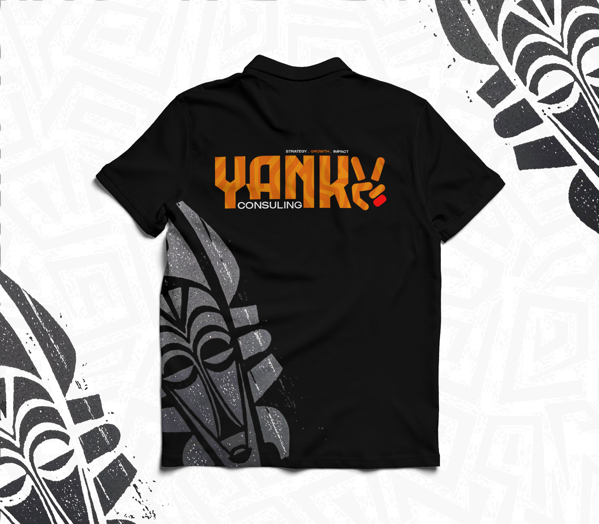 Dos du polo noir YANKY Consulting avec grand logotype orange et masque africain