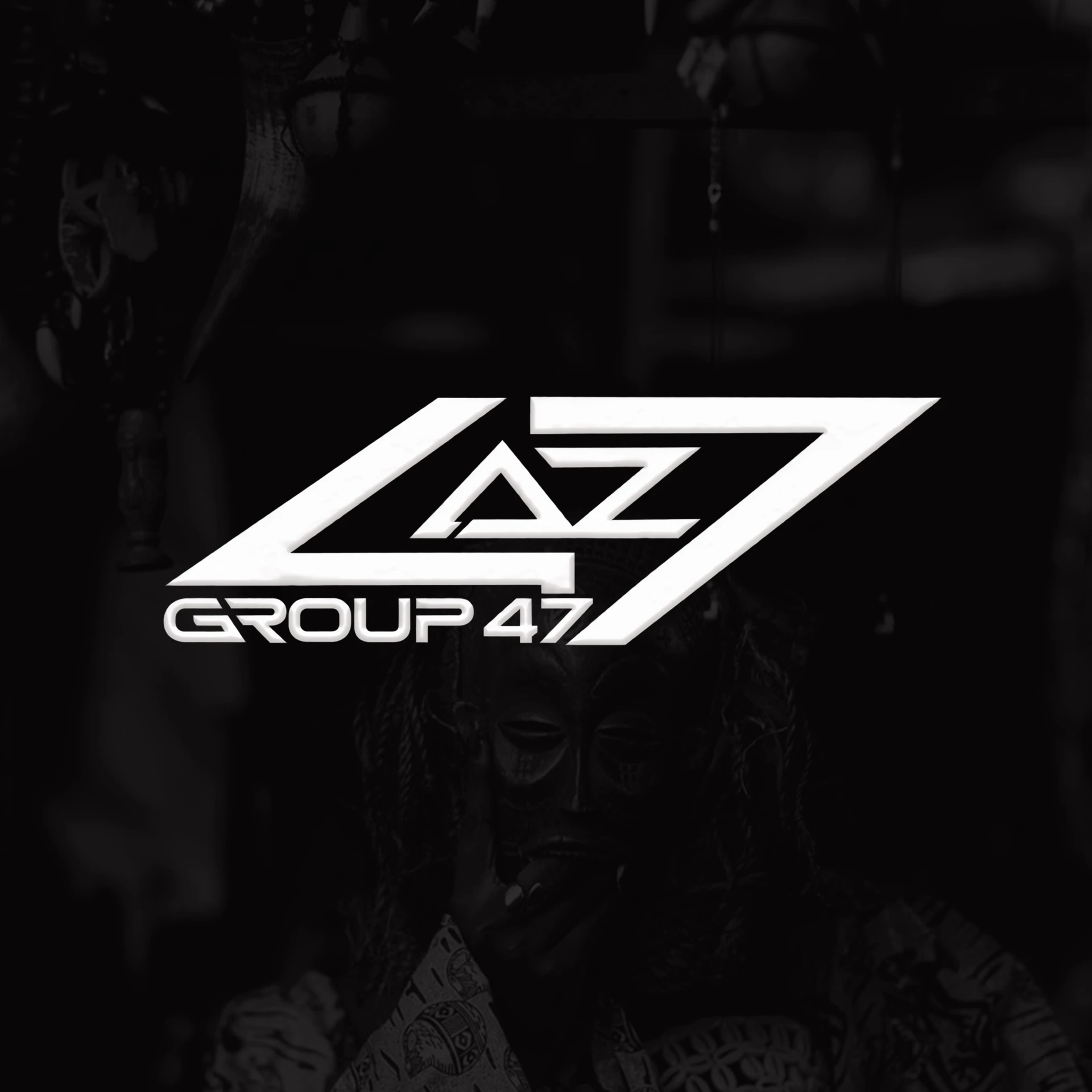 Logo LAZ GROUP 47 en version monochrome blanche sur fond sombre