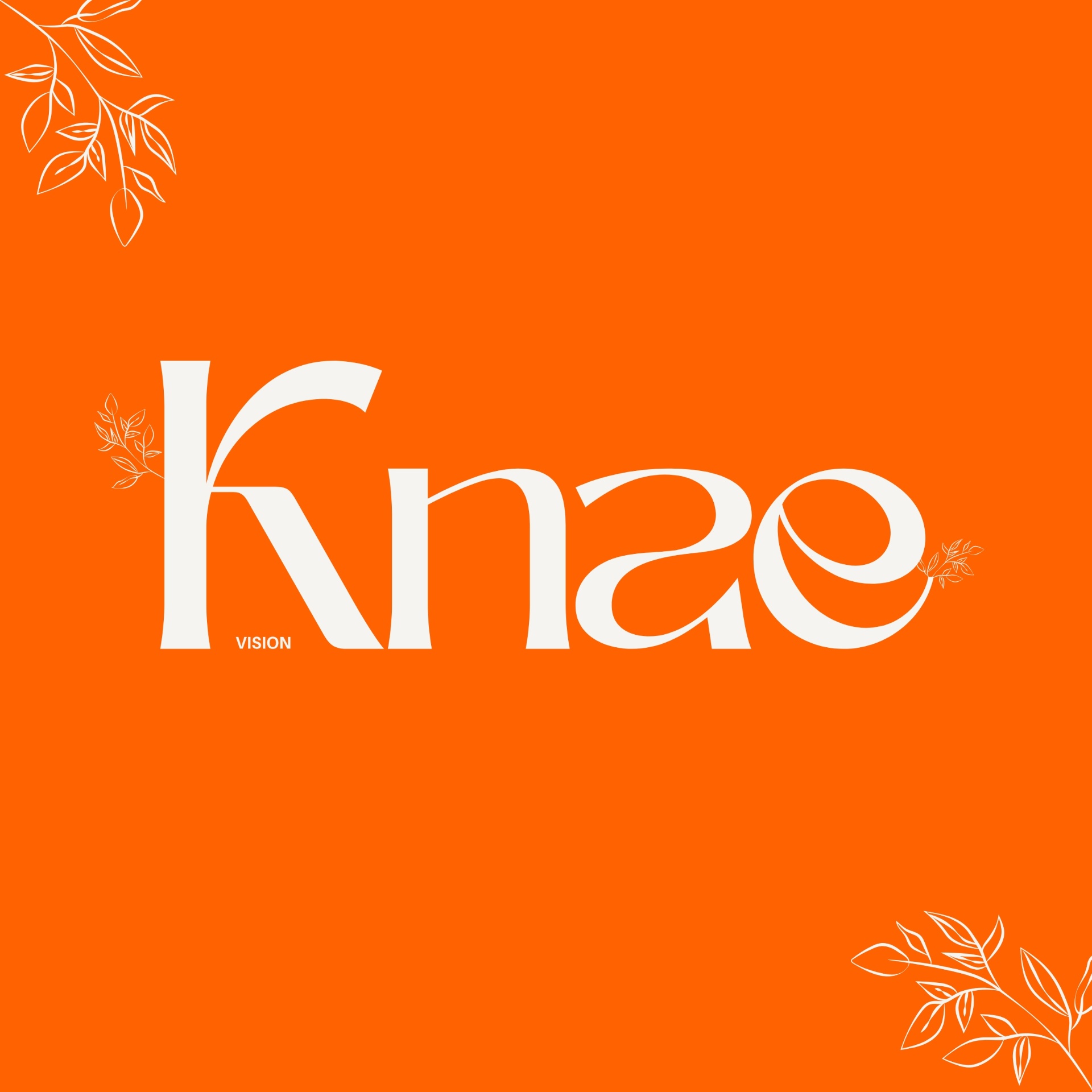 Logotype Knae Vision crème sur fond orange avec branches feuillues
